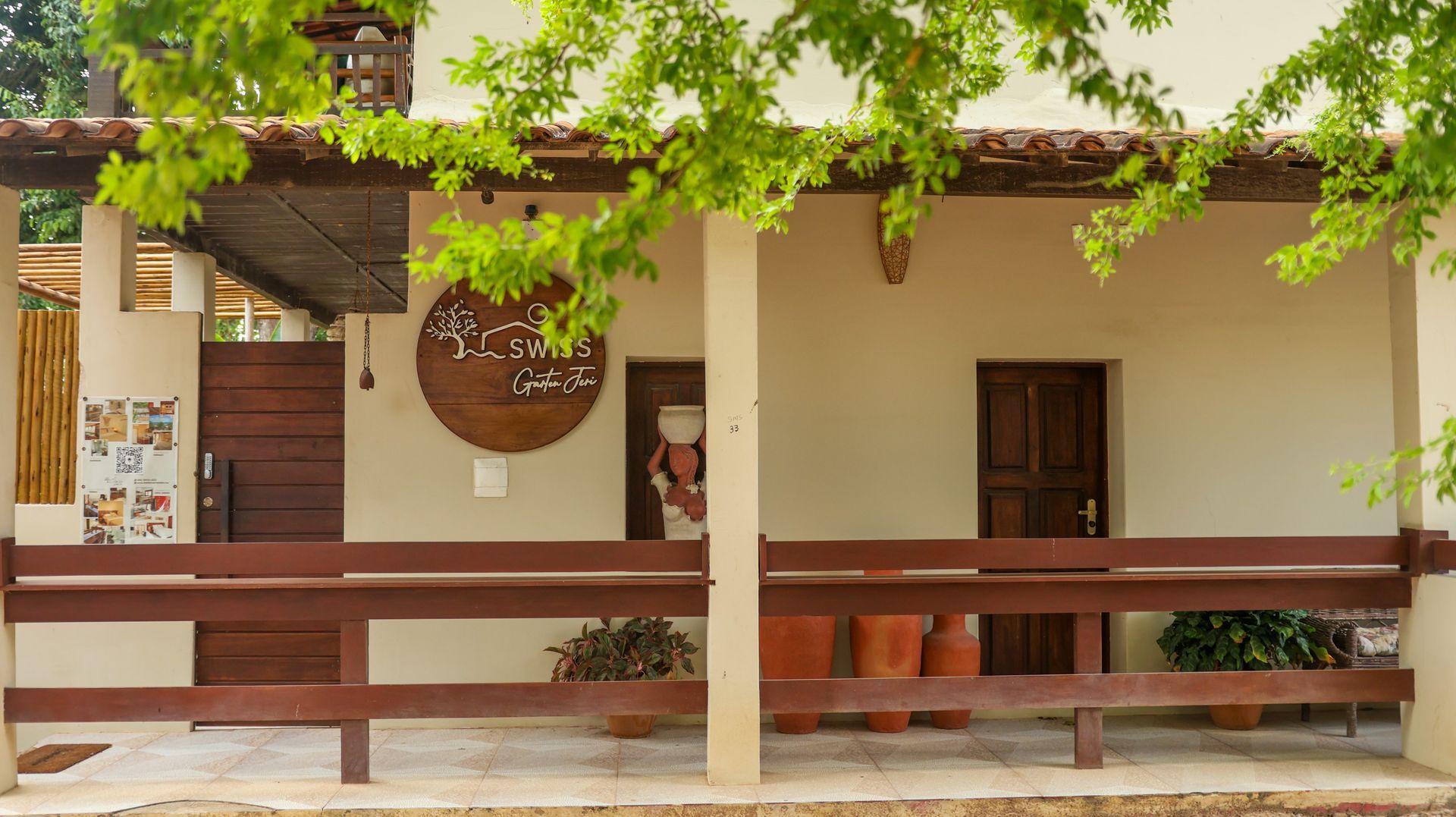A frente de uma casa com uma cerca de madeira e uma placa que diz 's' nela