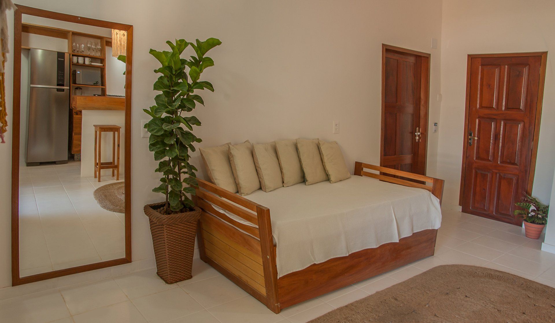 Uma sala de estar com um sofá e uma planta em vaso