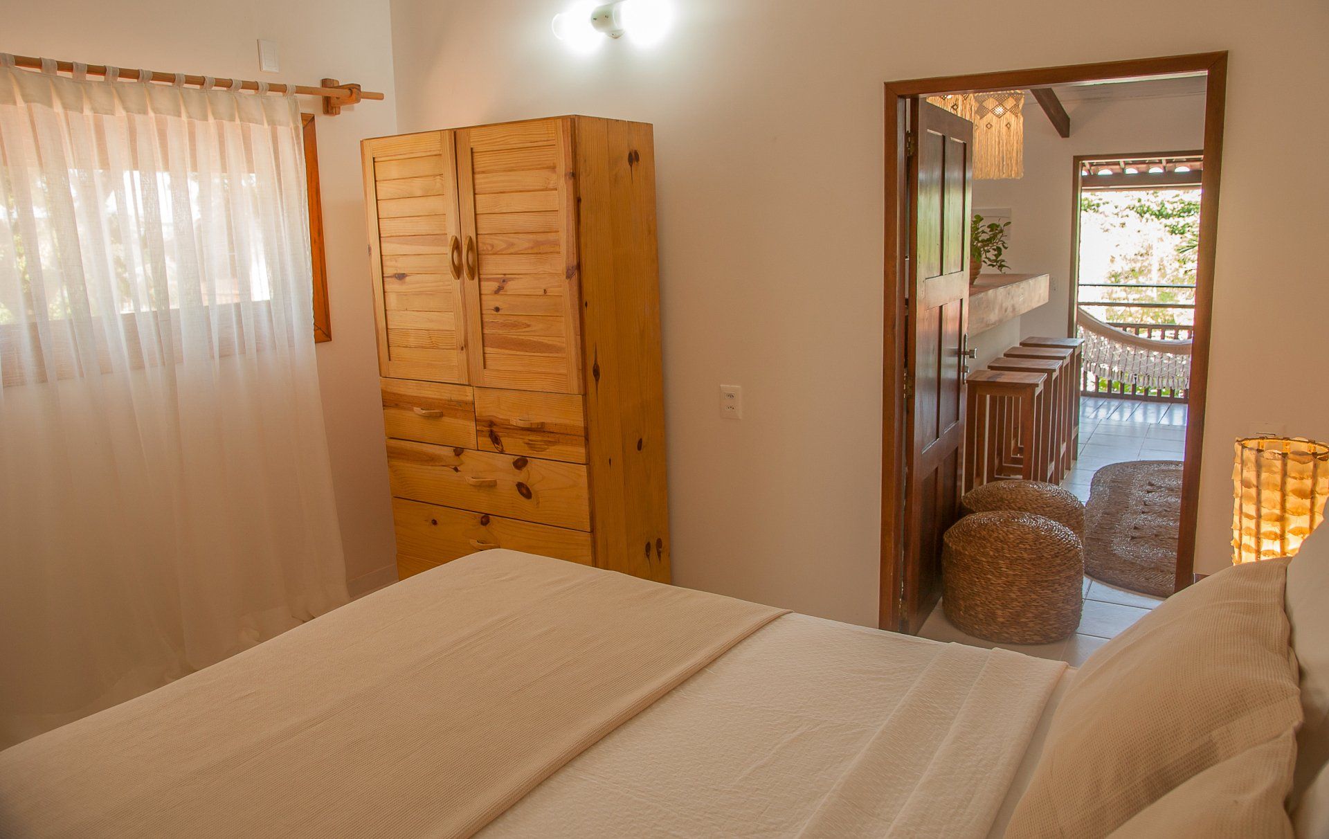 Um quarto com uma cama e um guarda-roupa de madeira.