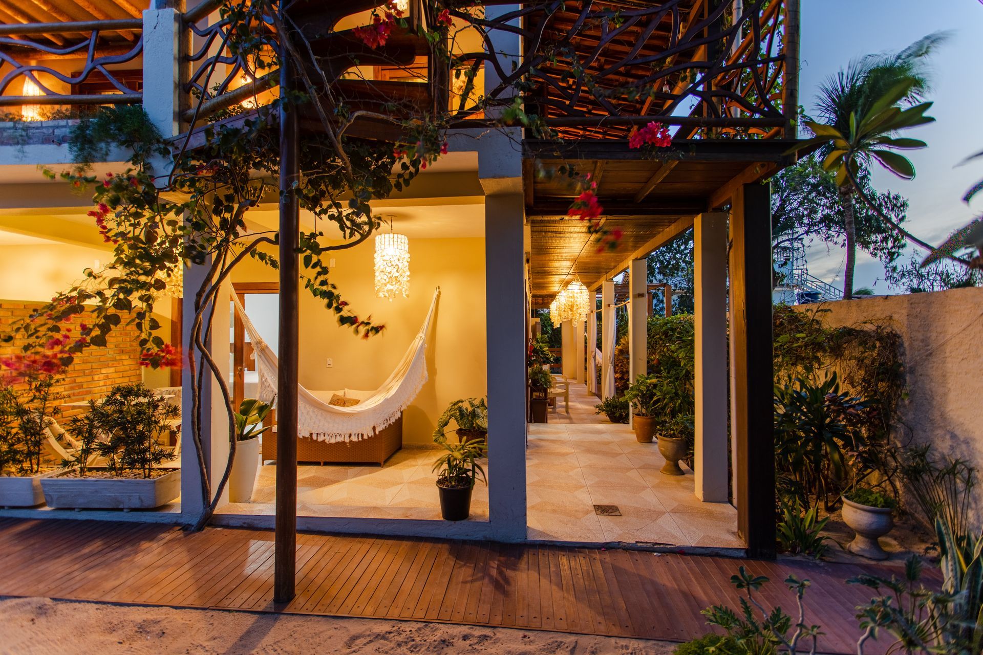 Uma casa com uma rede na varanda à noite