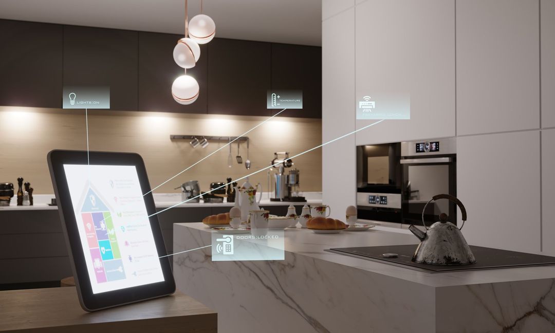 In una cucina moderna, un tablet visualizza i comandi della domotica, con linee digitali che si collegano agli elettrodomestici e alle luci.