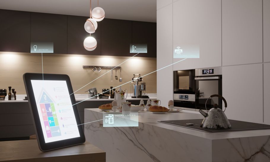 In una cucina moderna, un tablet visualizza un pannello di controllo della domotica collegato agli elettrodomestici e ai sistemi di illuminazione.