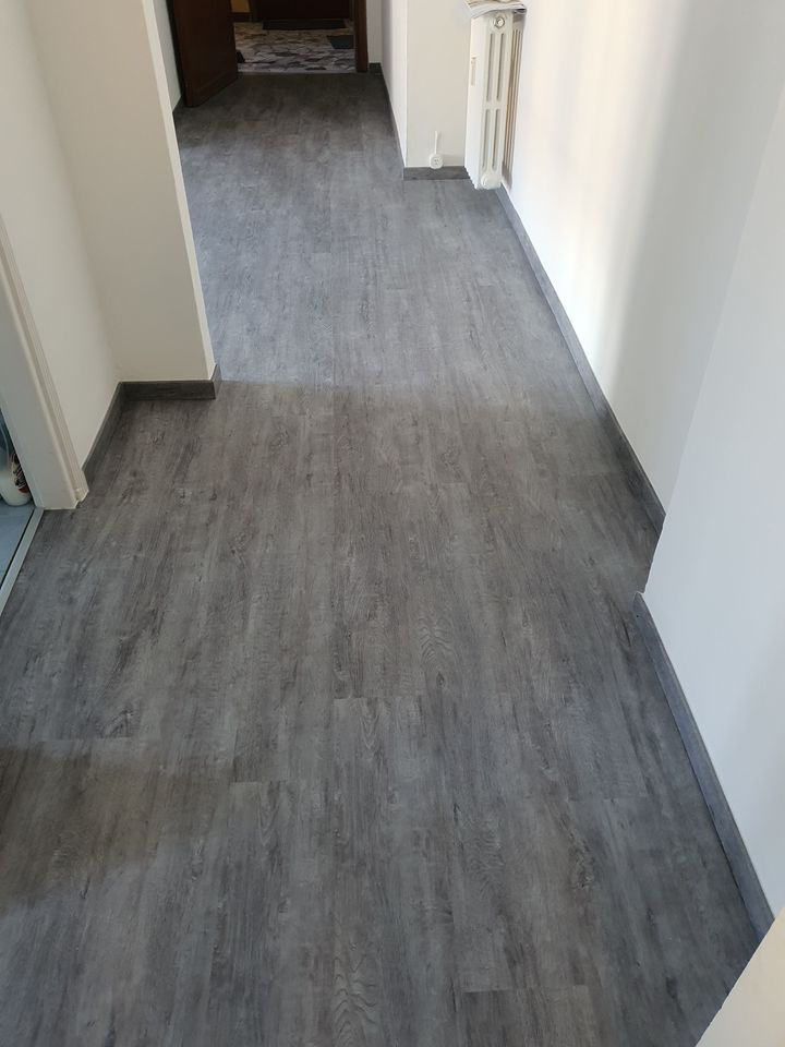 pavimento in legno scuro