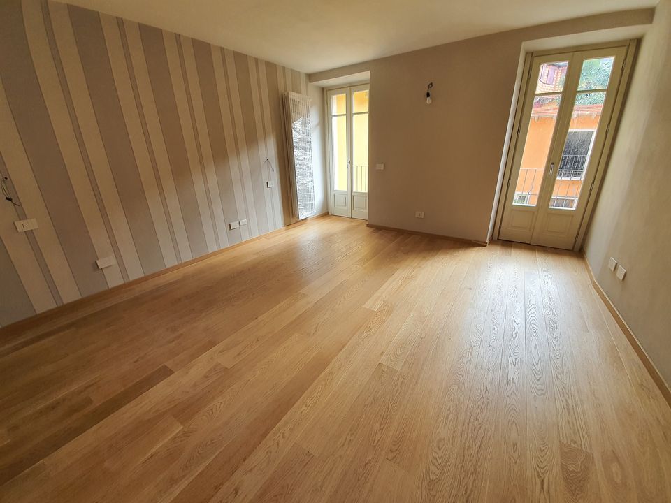 pavimento in legno scuro