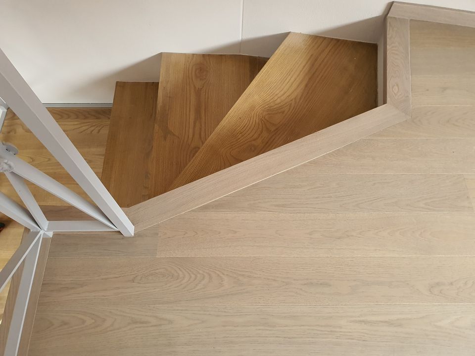 pavimento in legno chiaro