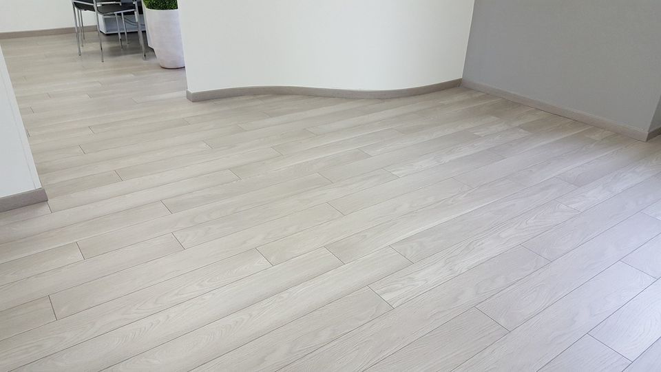 pavimento in legno chiaro