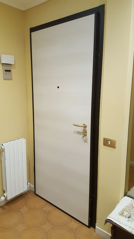 porta in legno chiaro