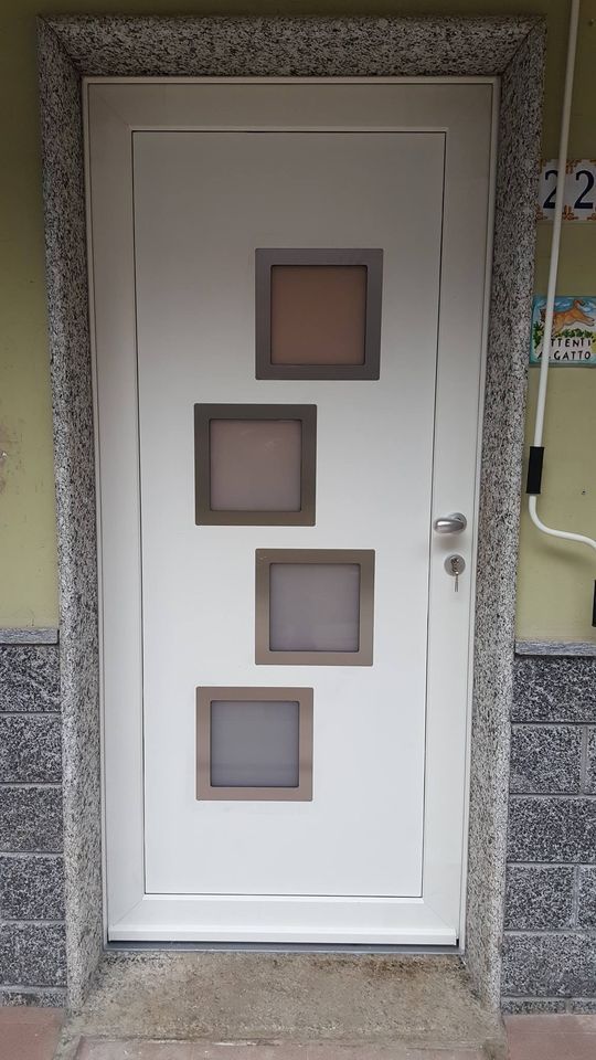 porta in legno con inserti a quadri