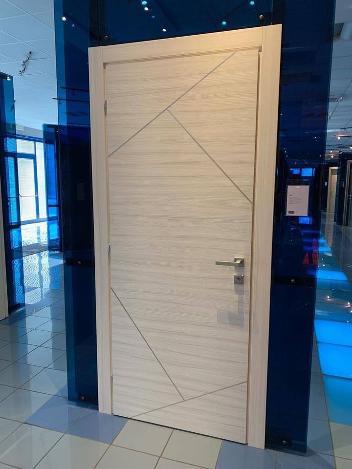 porta in legno chiaro con linee diagonali