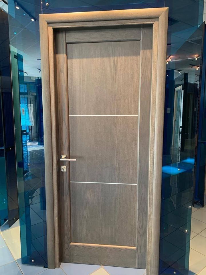 porta in legno con linee bianche