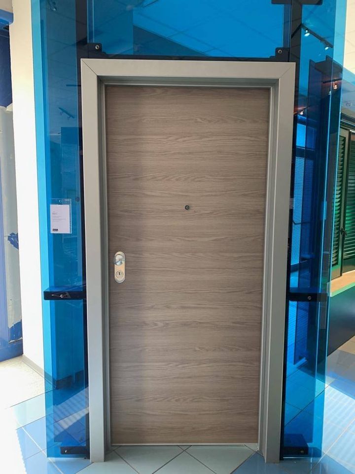 porta blindata in legno scuro