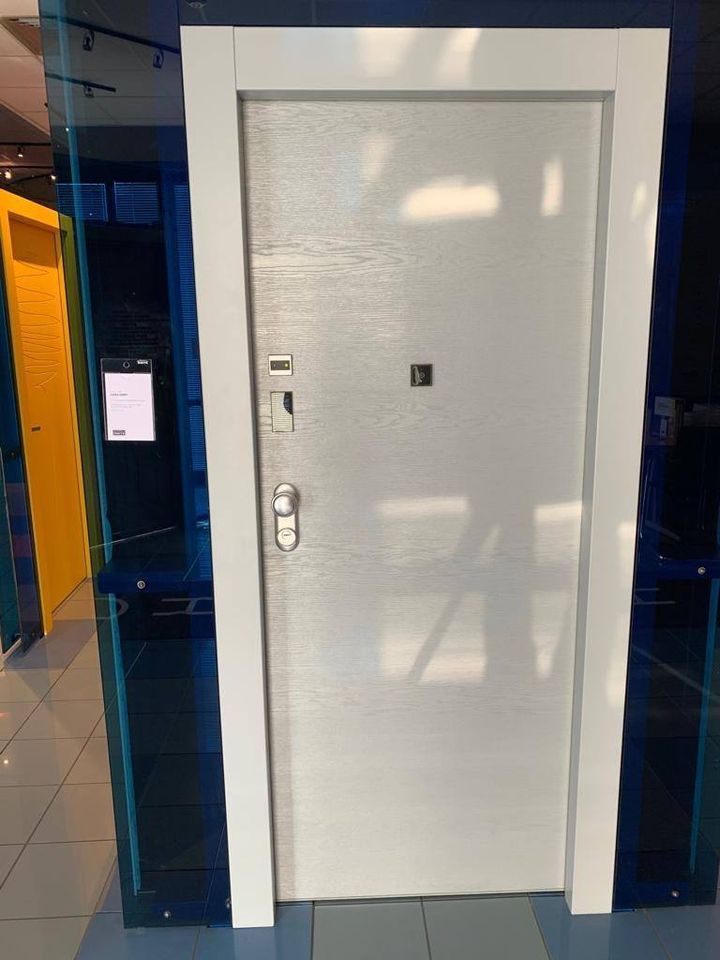 porta blindata in legno bianca