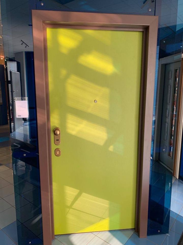 porta dallo stile moderno di colore giallo