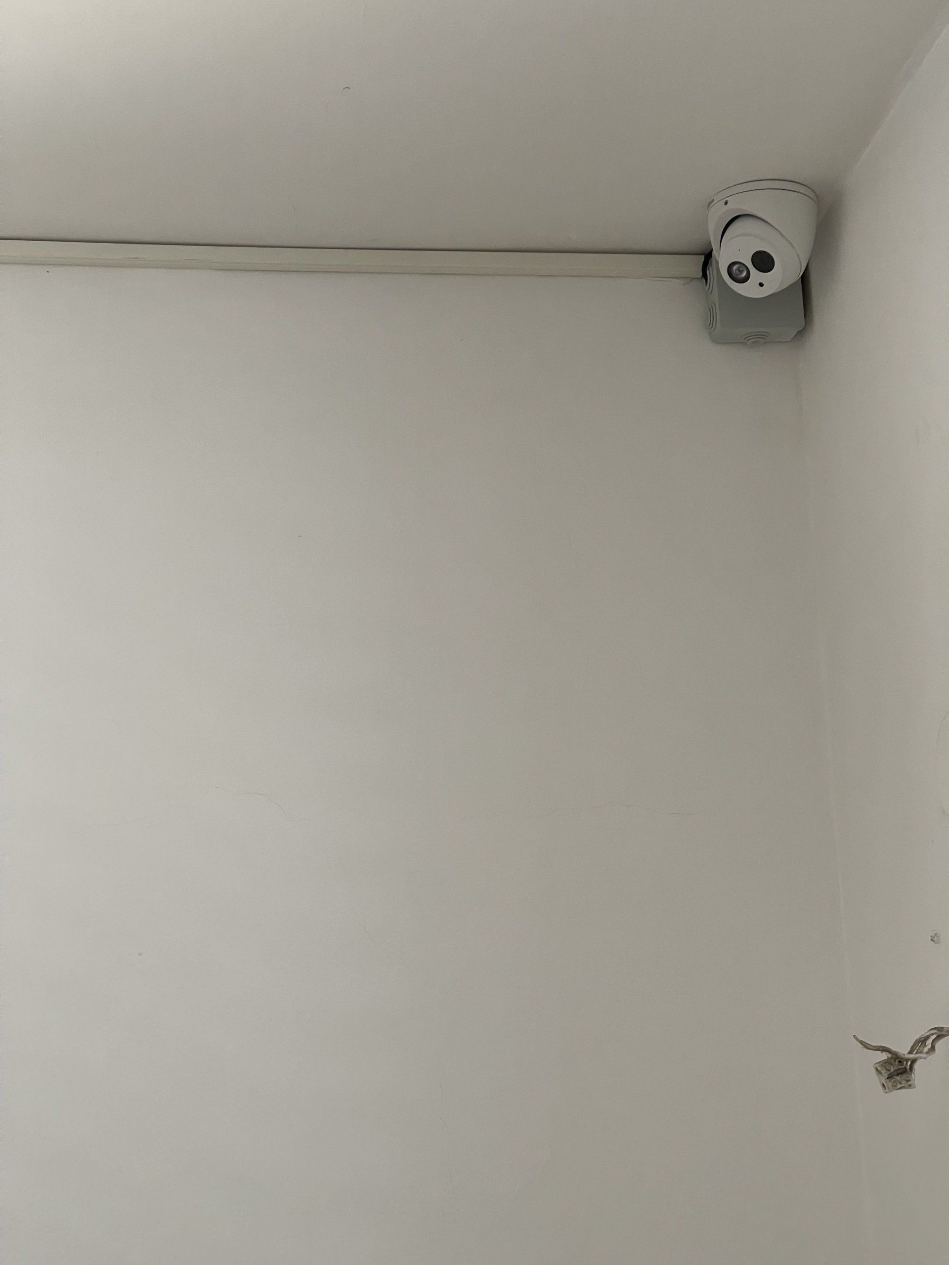 מצלמת אבטחה מותקנת לתקרת החדר.