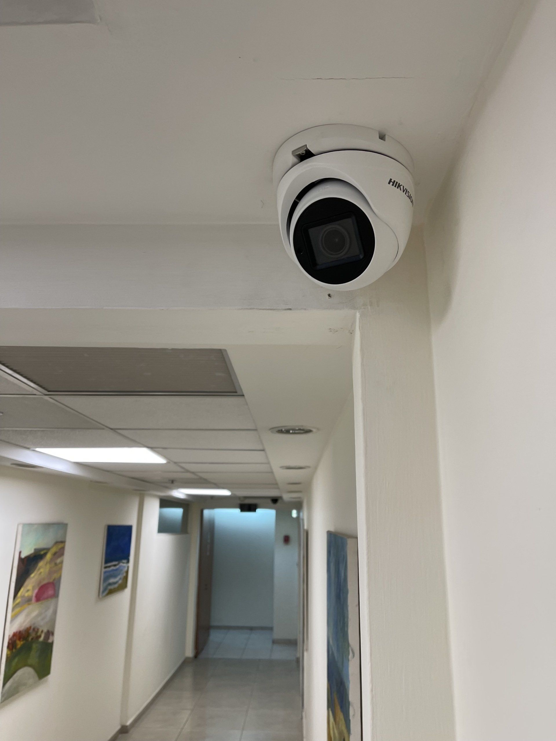 מצלמת אבטחה תלויה מתקרת המסדרון.