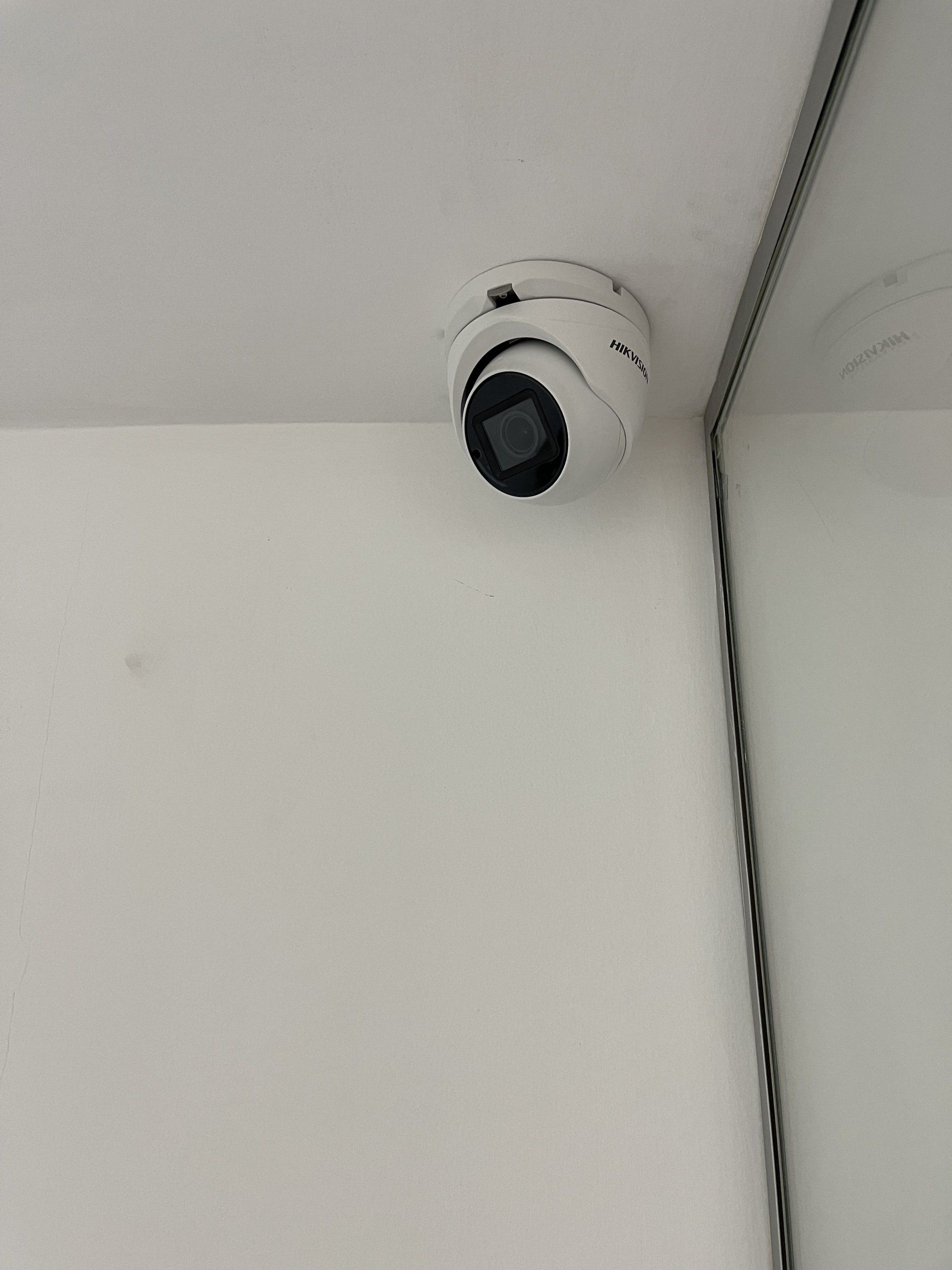 מצלמת אבטחה מותקנת לתקרת החדר.