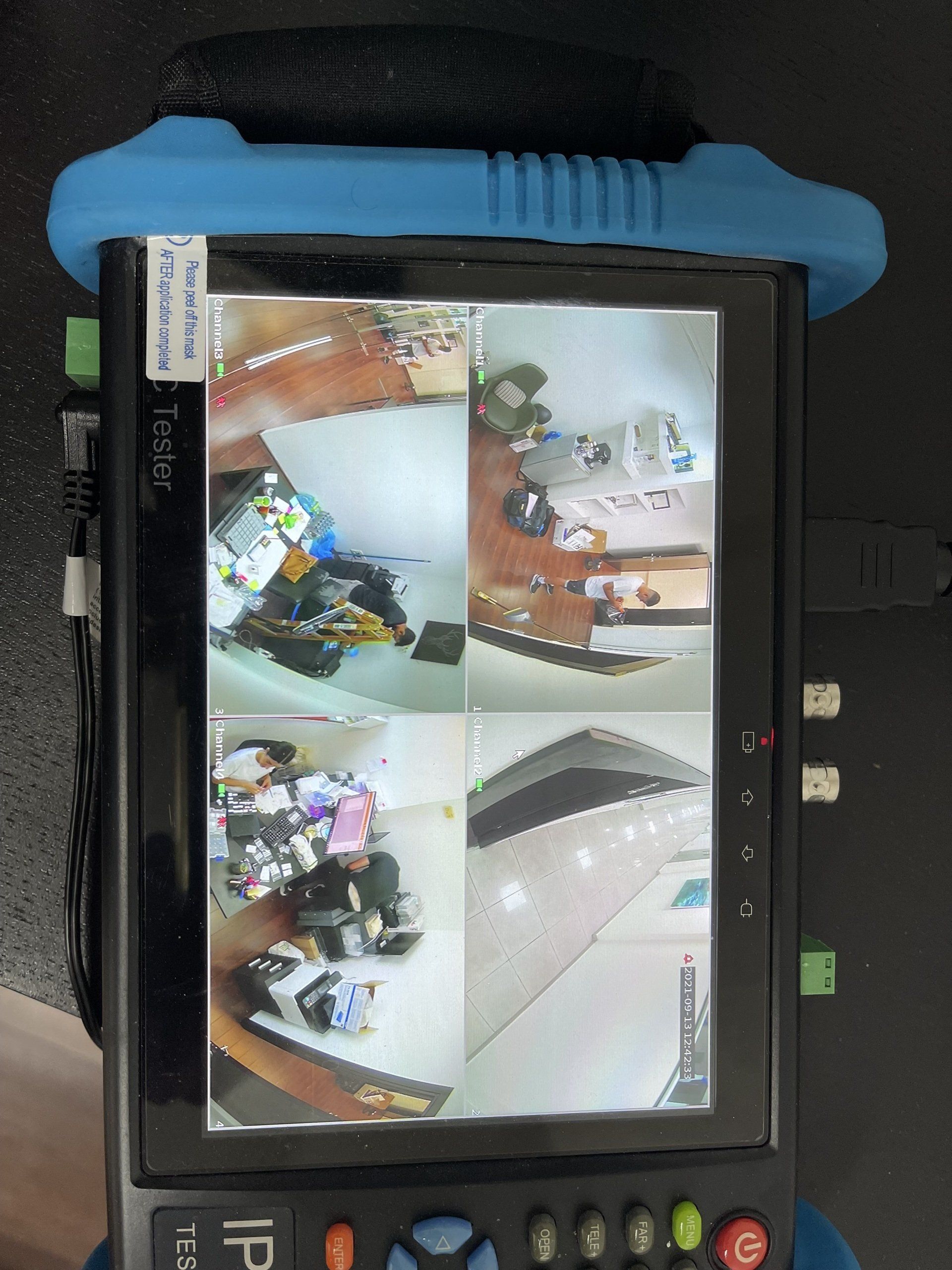 צג מציג ארבע תמונות שונות של חדר