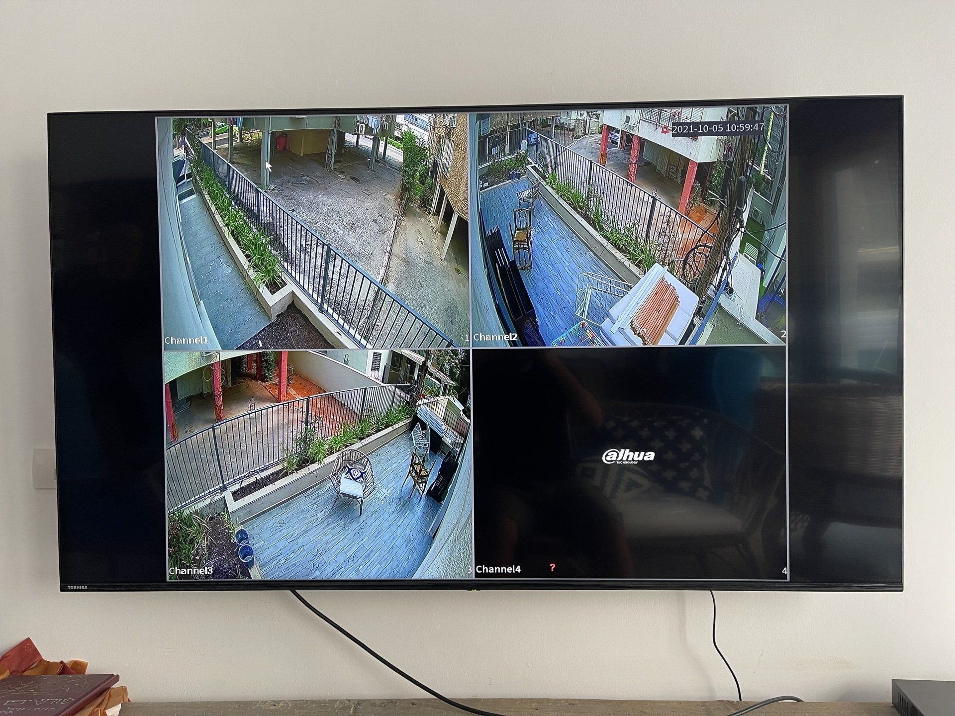 טלוויזיה גדולה עם מסך שטוח תלויה על הקיר.