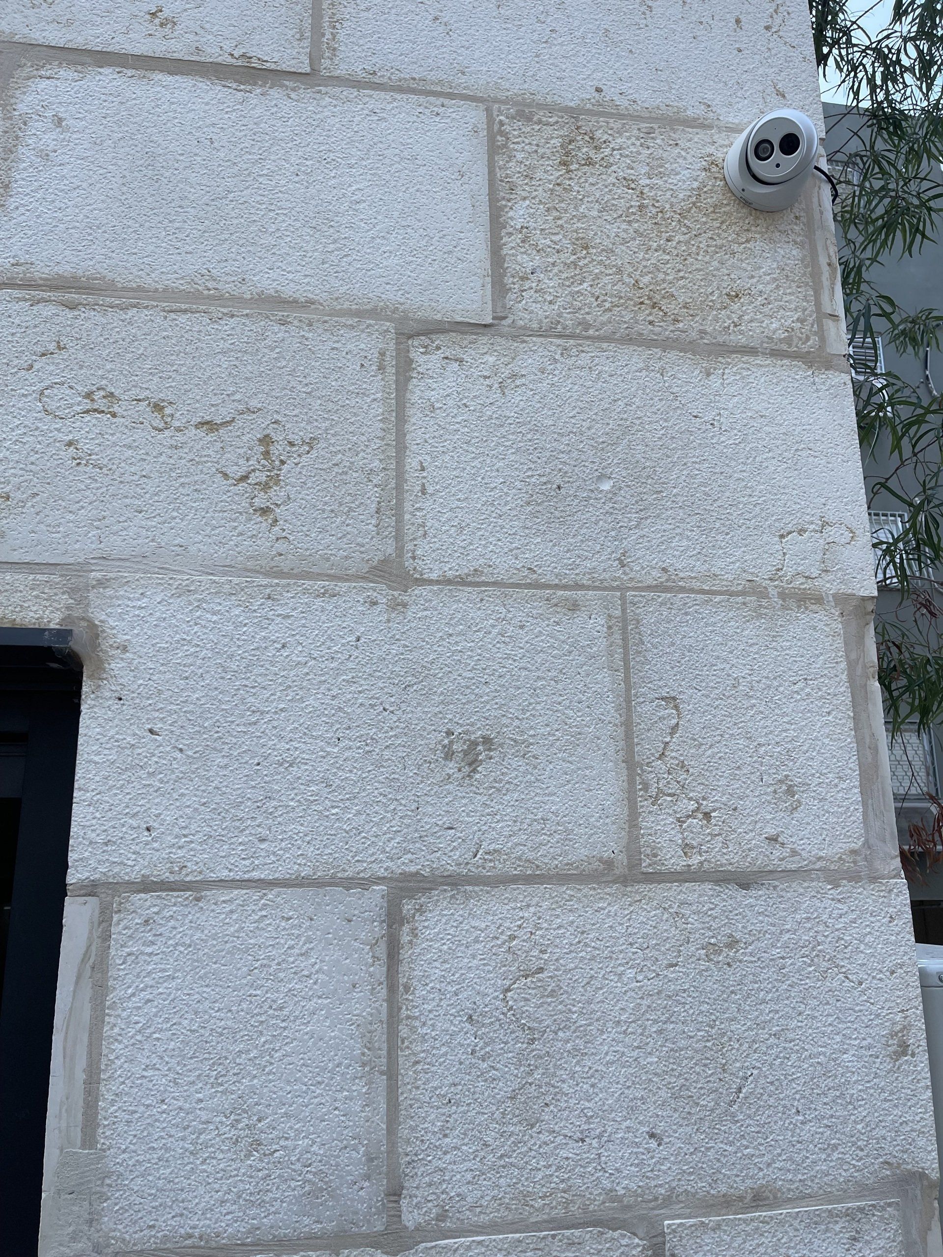 תקריב של קיר לבנים עם מצלמה עליו.