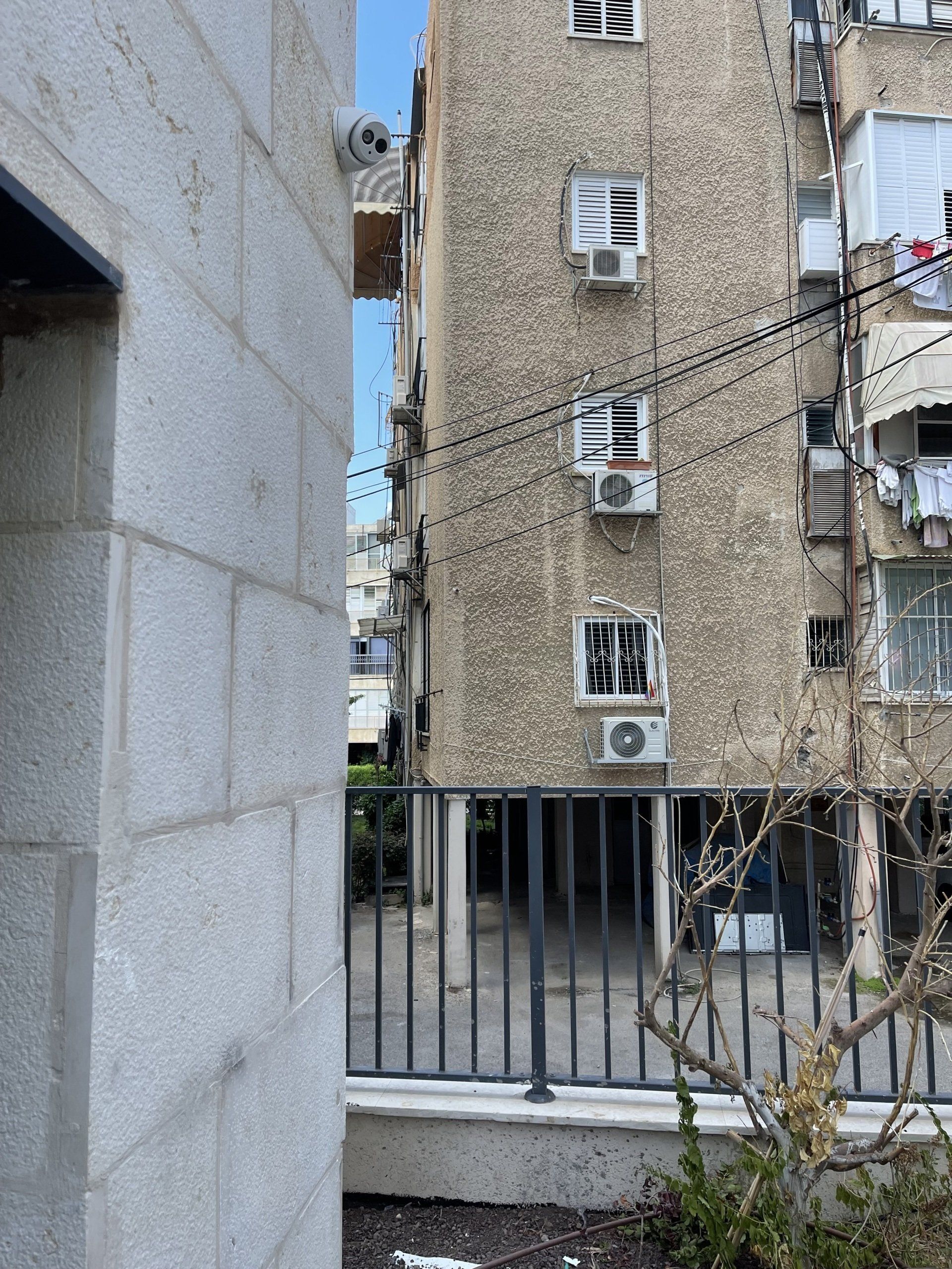 בניין גדול עם גדר לפניו