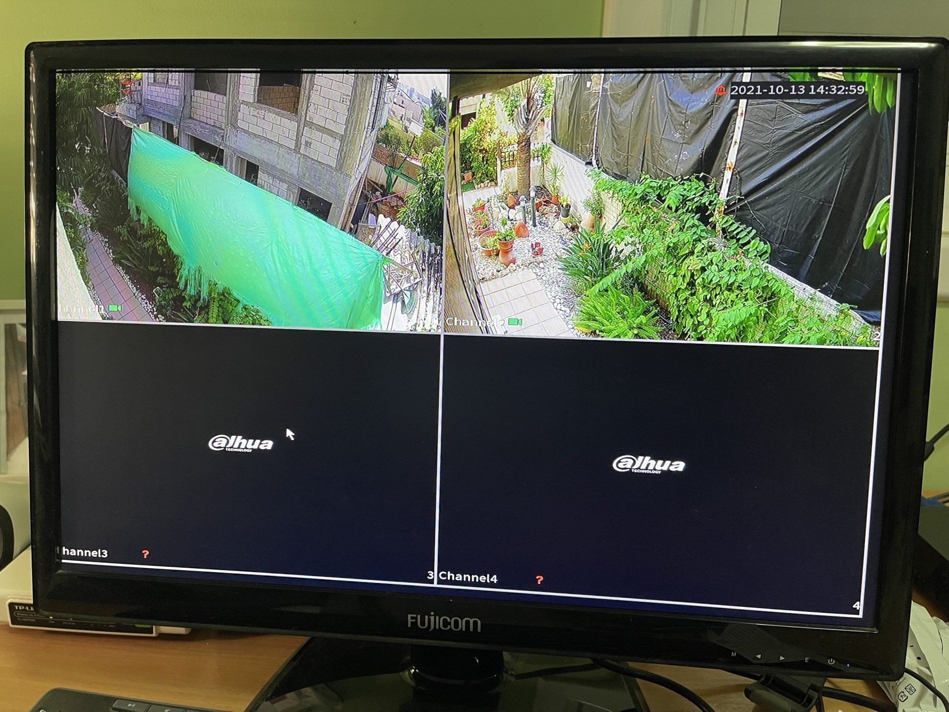 צג מחשב יושב על שולחן עץ.