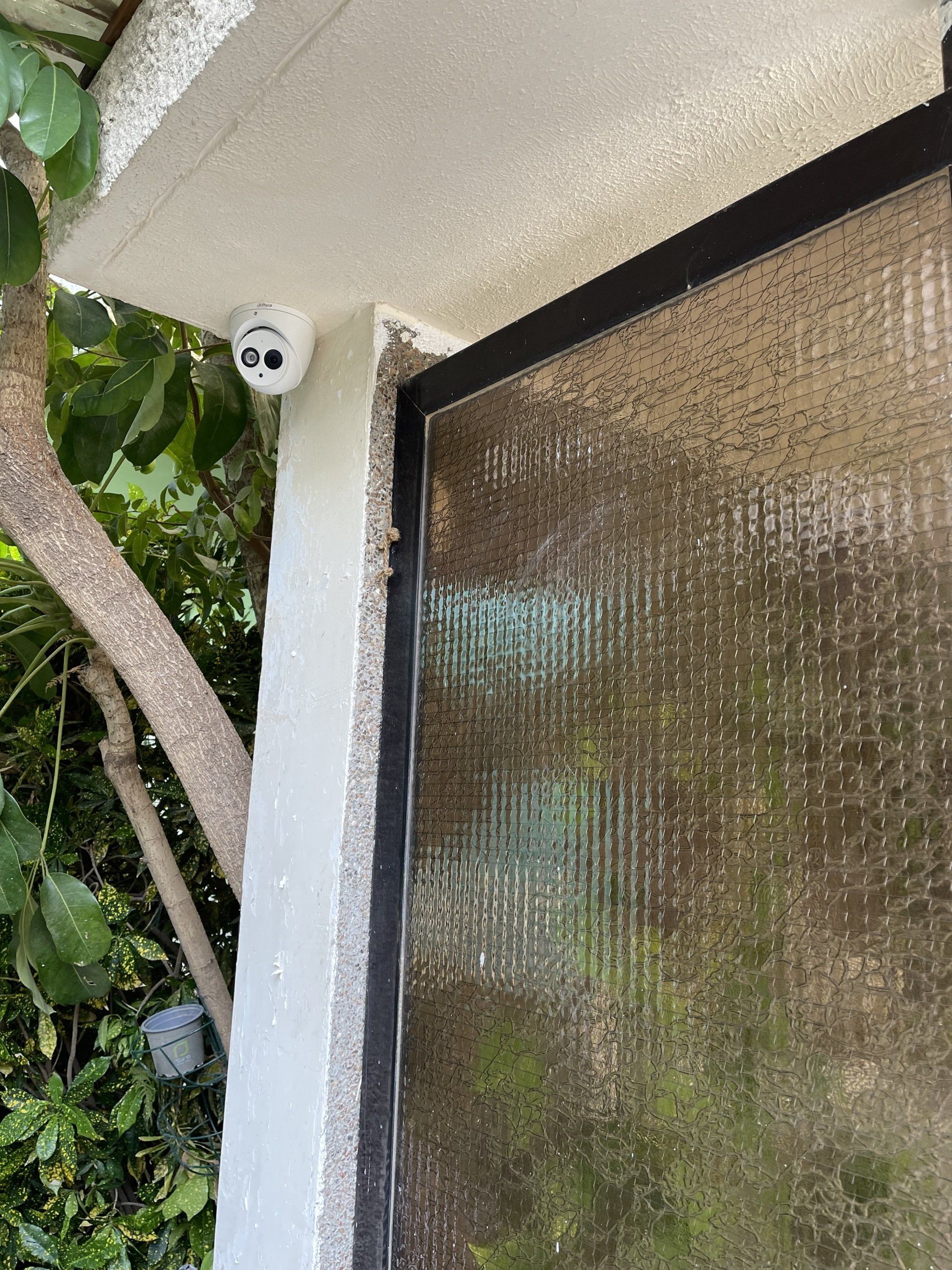 מצלמת אבטחה מותקנת בצד הבניין.