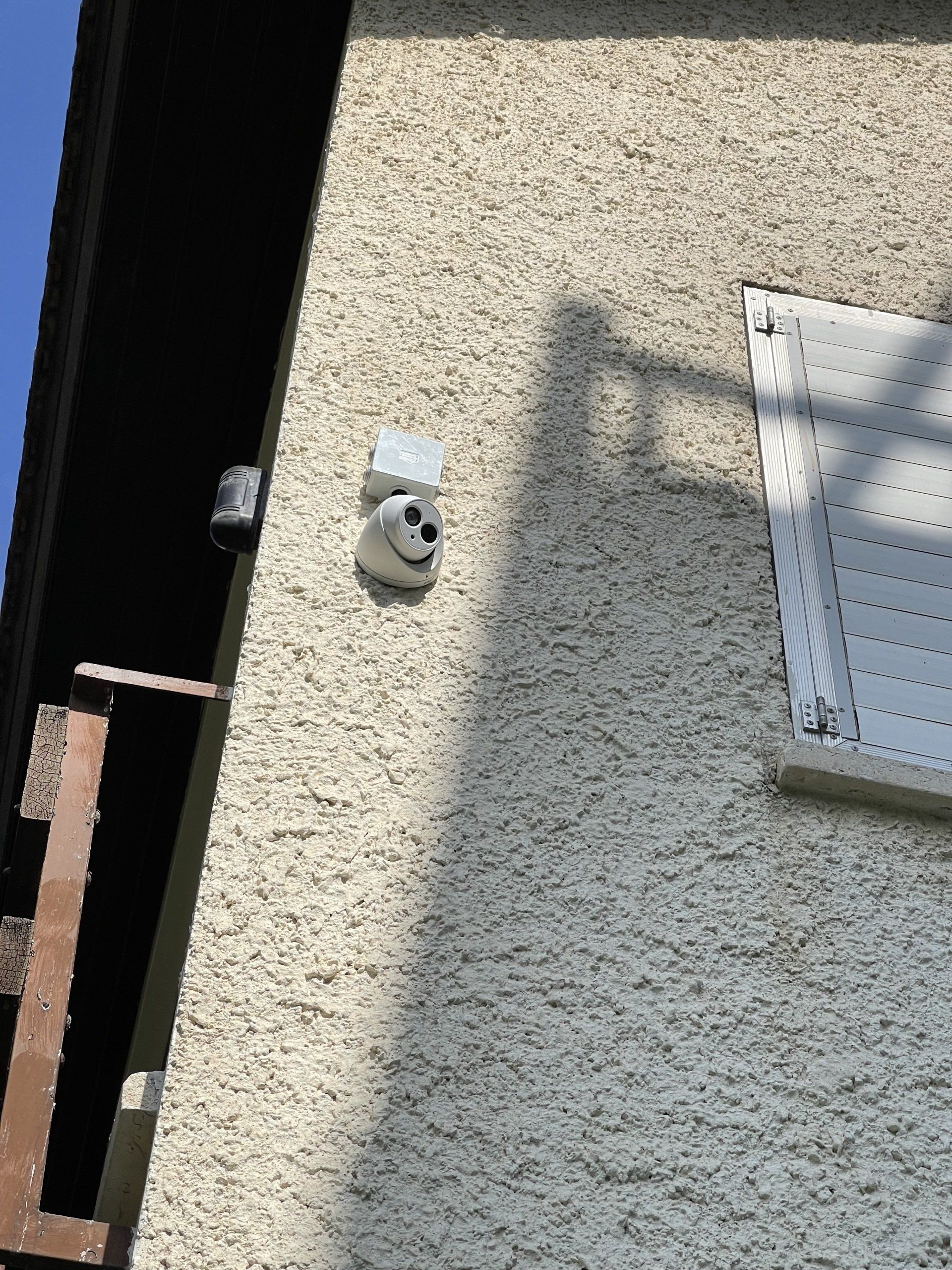 מצלמה מותקנת בצד הבניין.