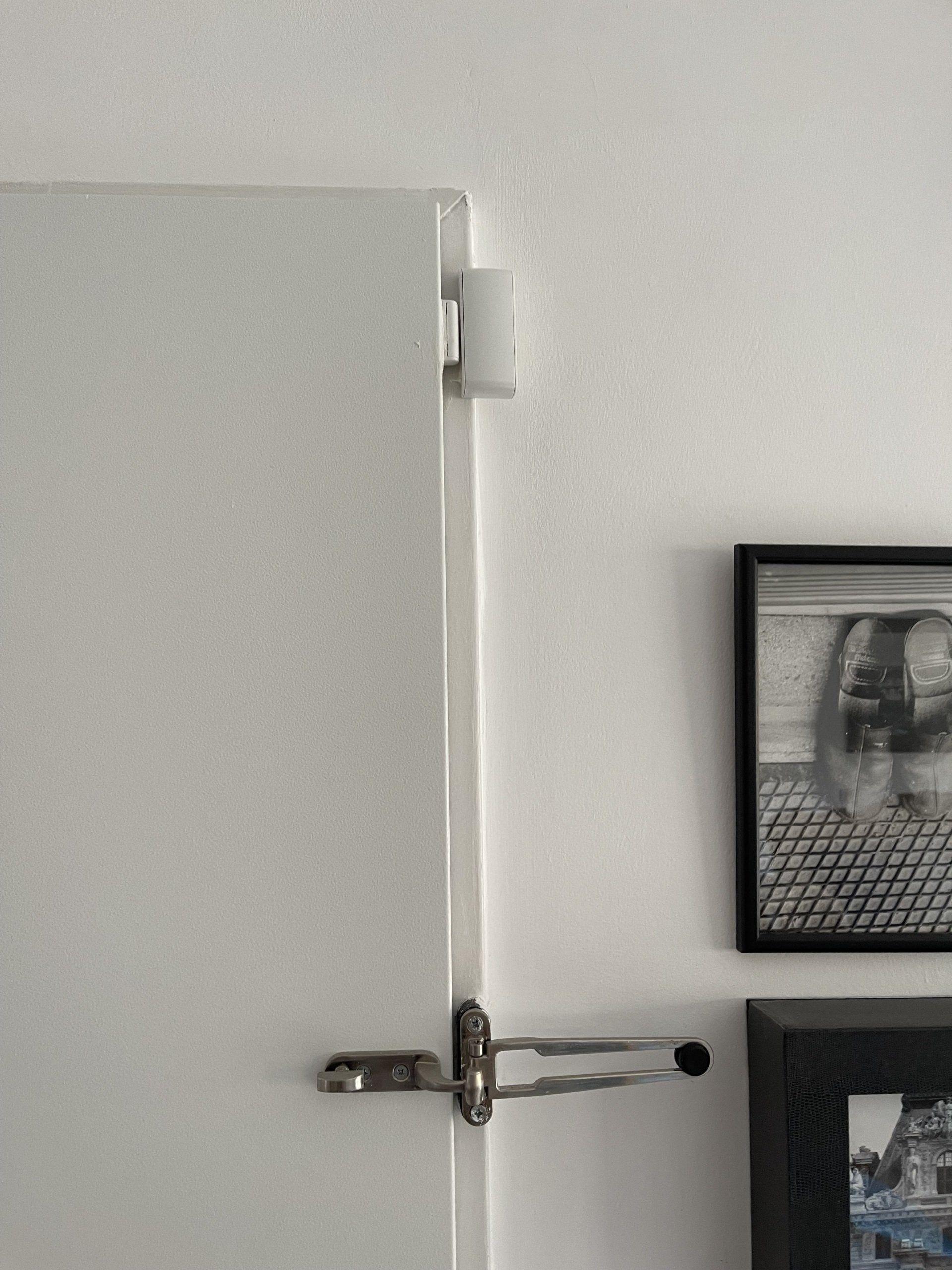 דלת עם תמונה על הקיר מאחוריה