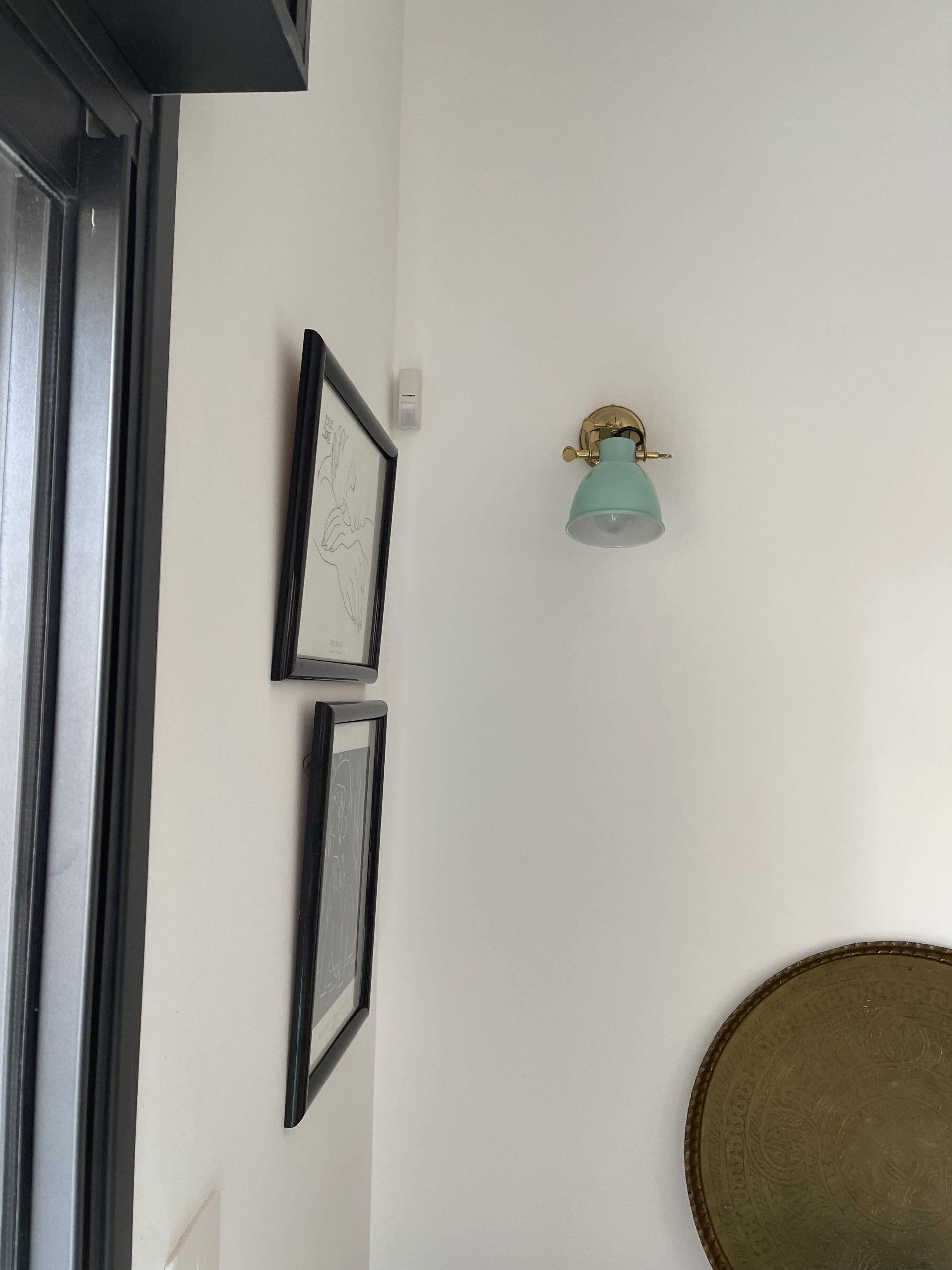 קיר לבן ועליו שתי תמונות ממוסגרות