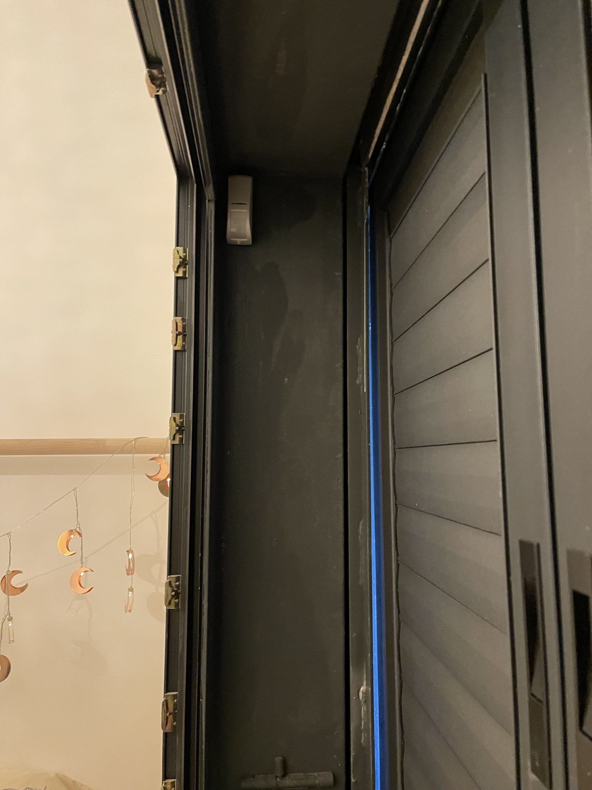 דלת עם תריסים פתוחה במסדרון.