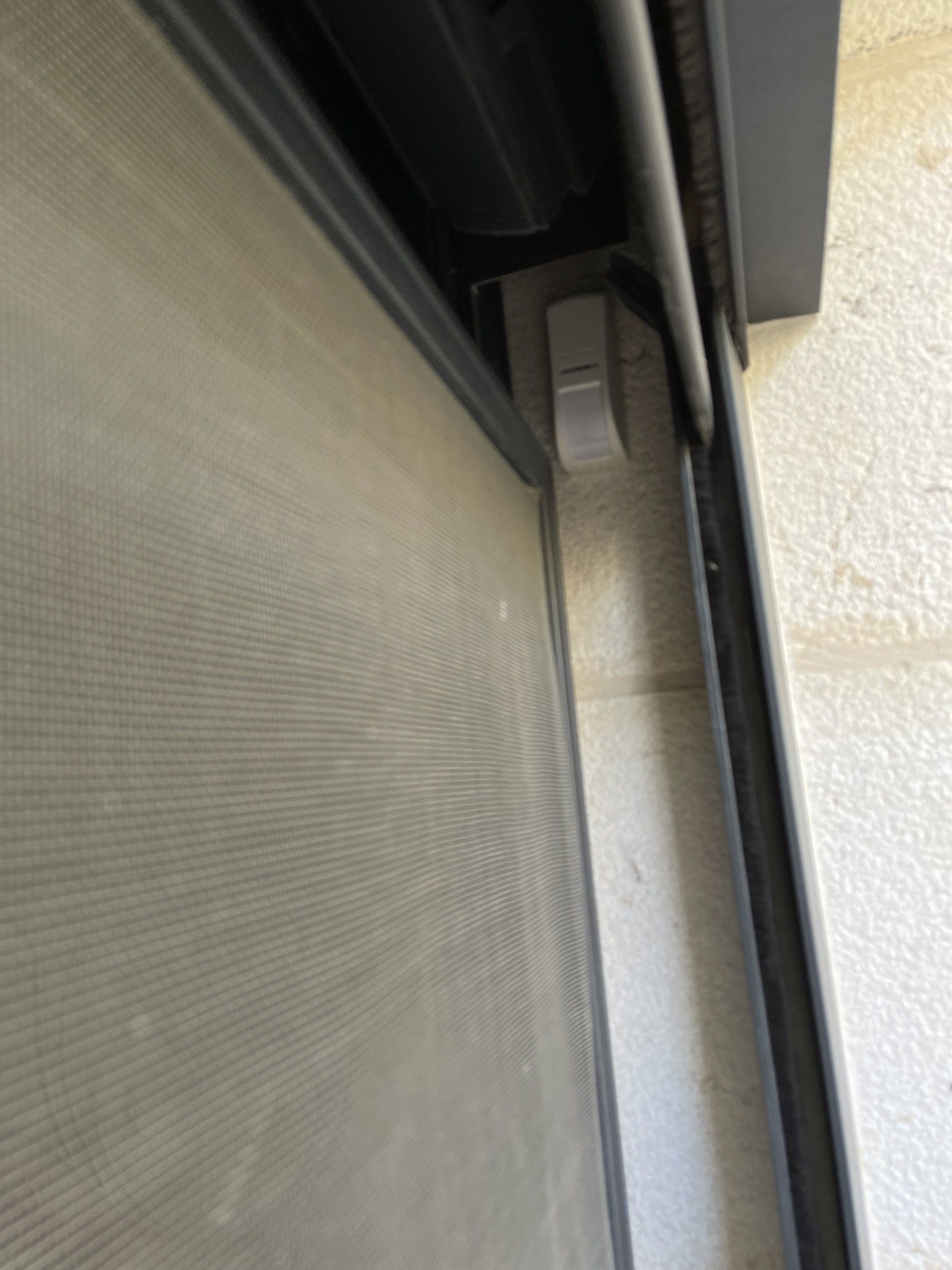 תקריב של דלת מסך על בניין.