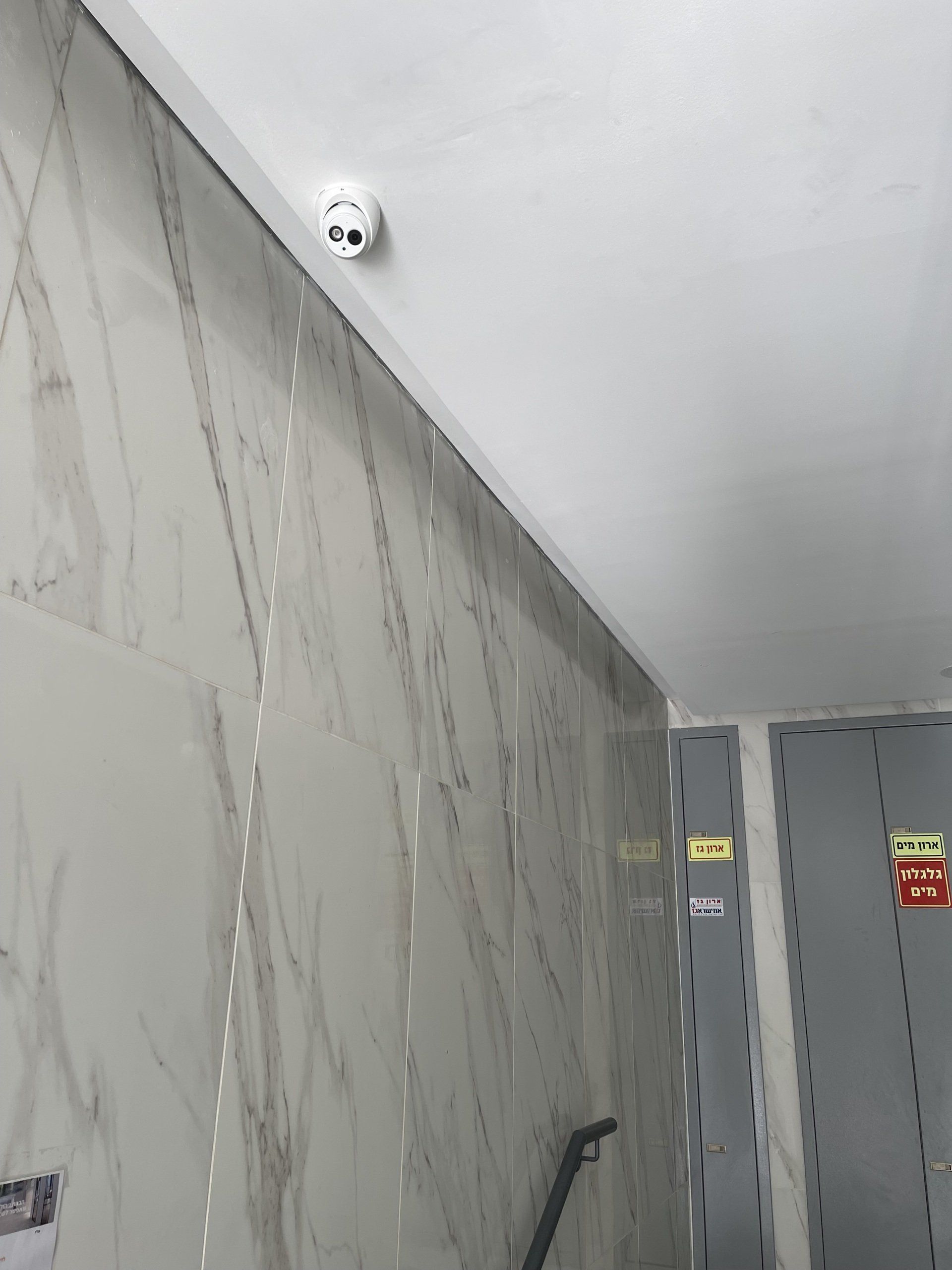 אזעקת אש מותקנת על תקרת הבניין.