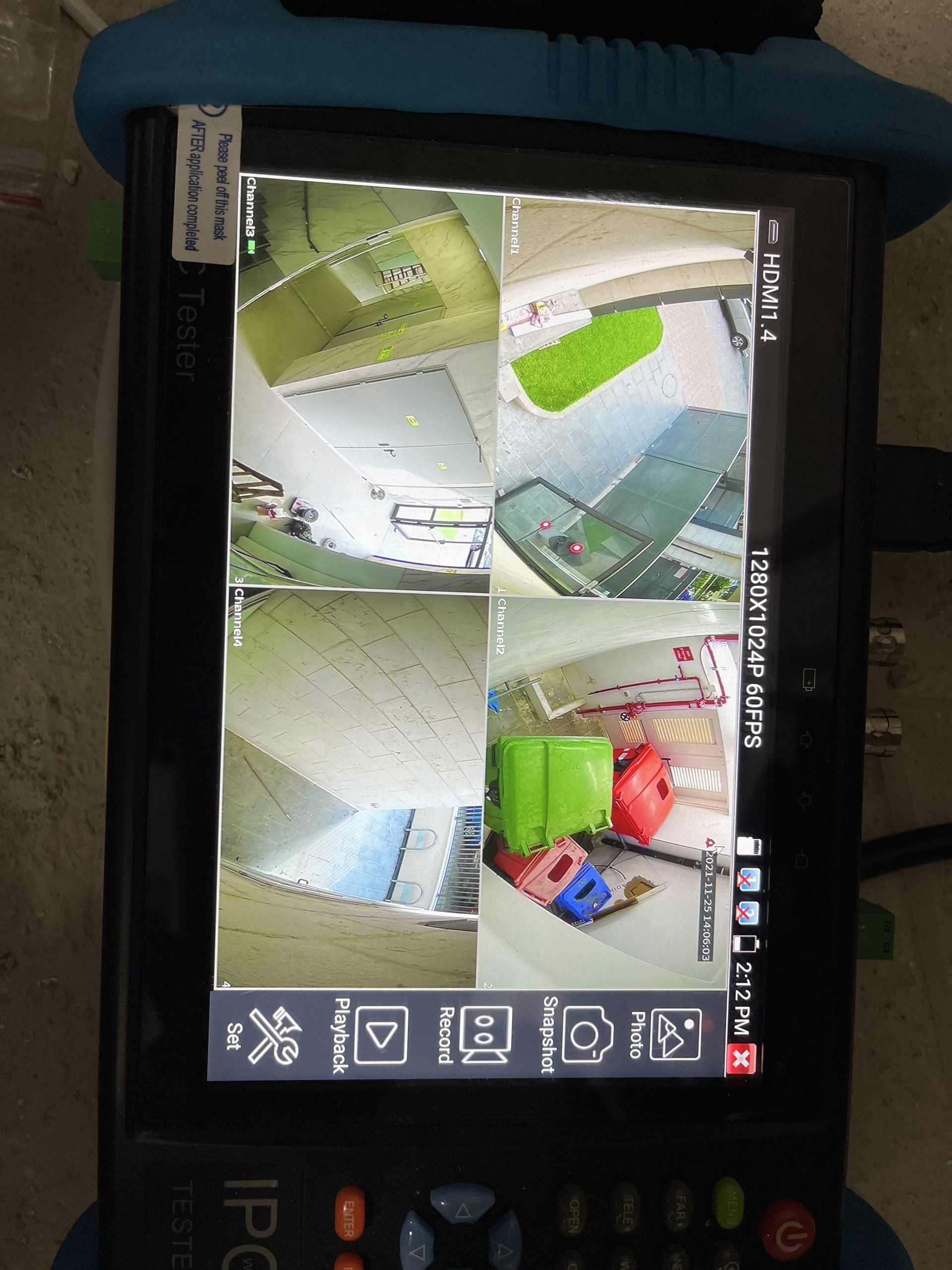 צג מציג ארבע תמונות של חדר