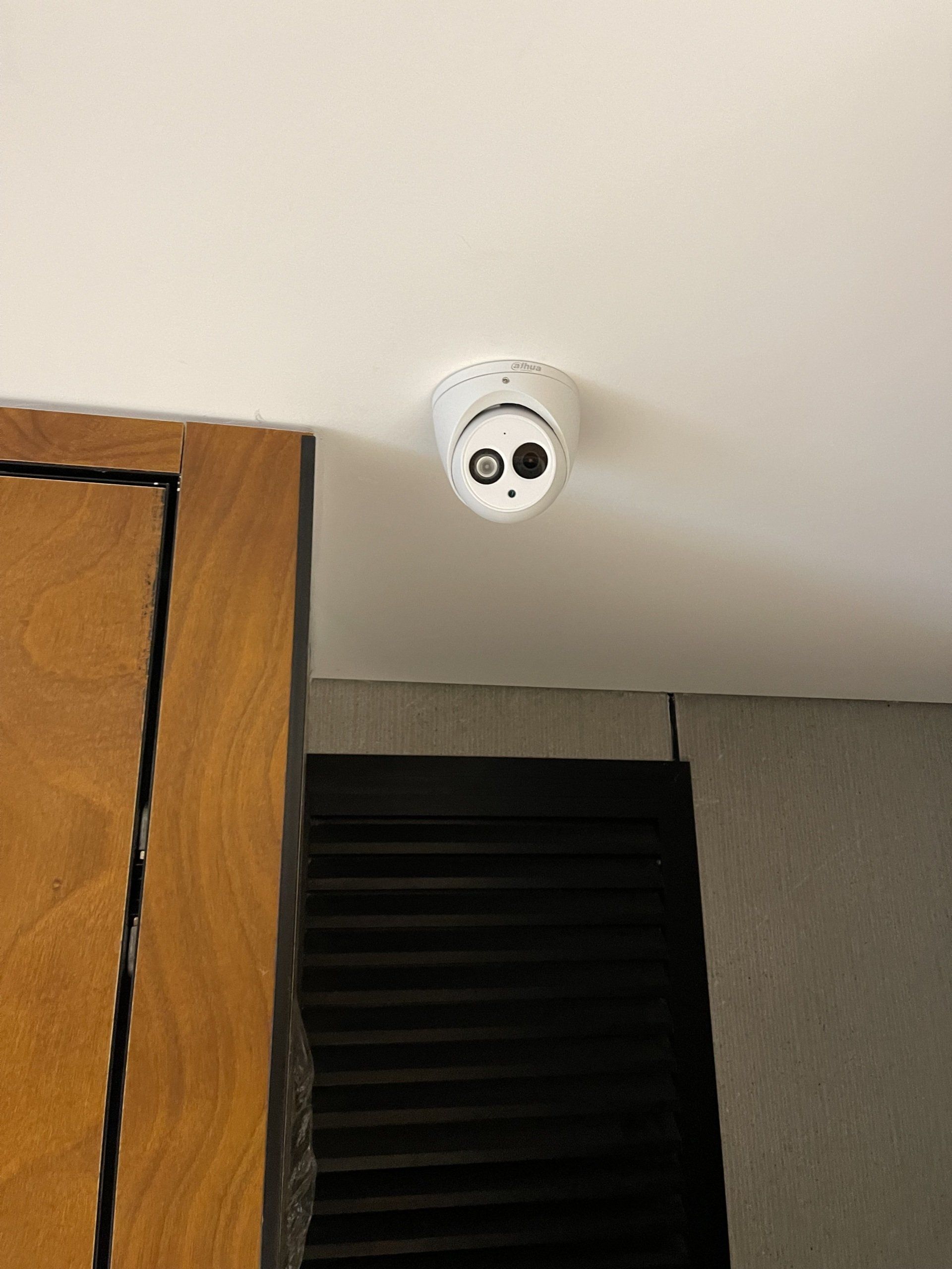 מצלמת אבטחה מותקנת לתקרת חדר ליד דלת.