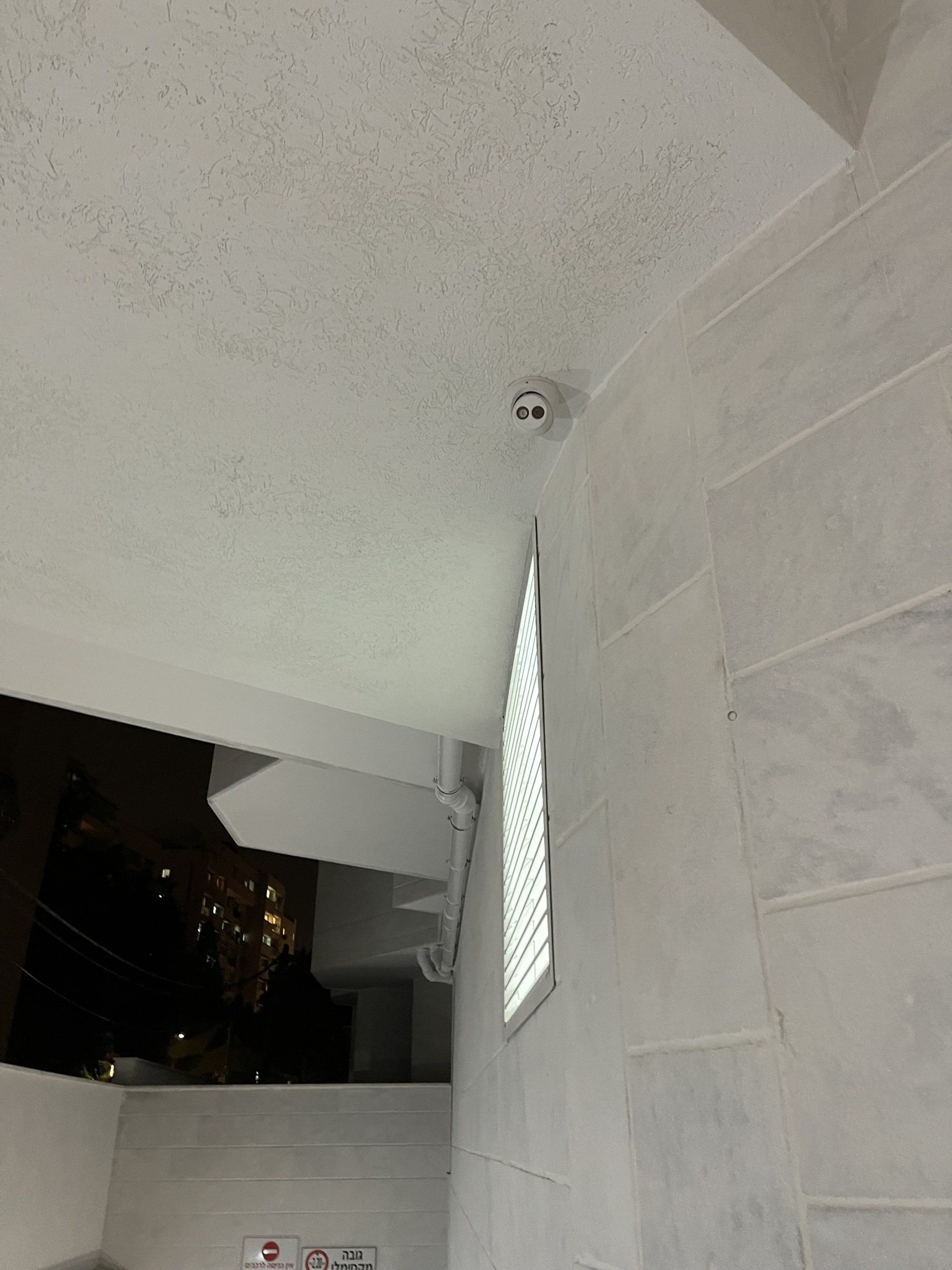 קיר לבן עם חלון ותקרה