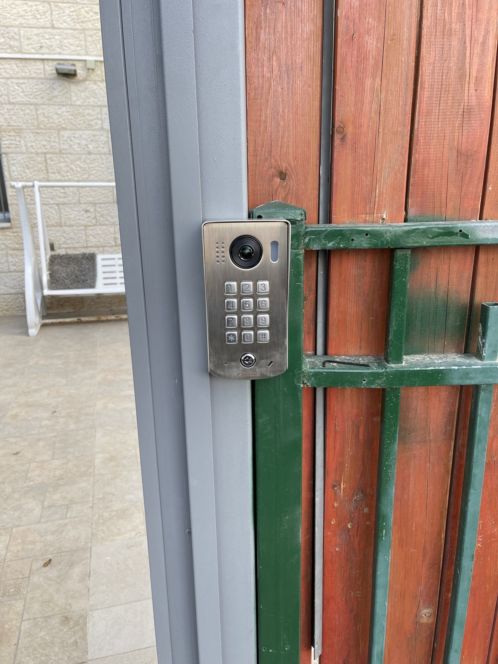 שער עץ ועליו מנעול נירוסטה