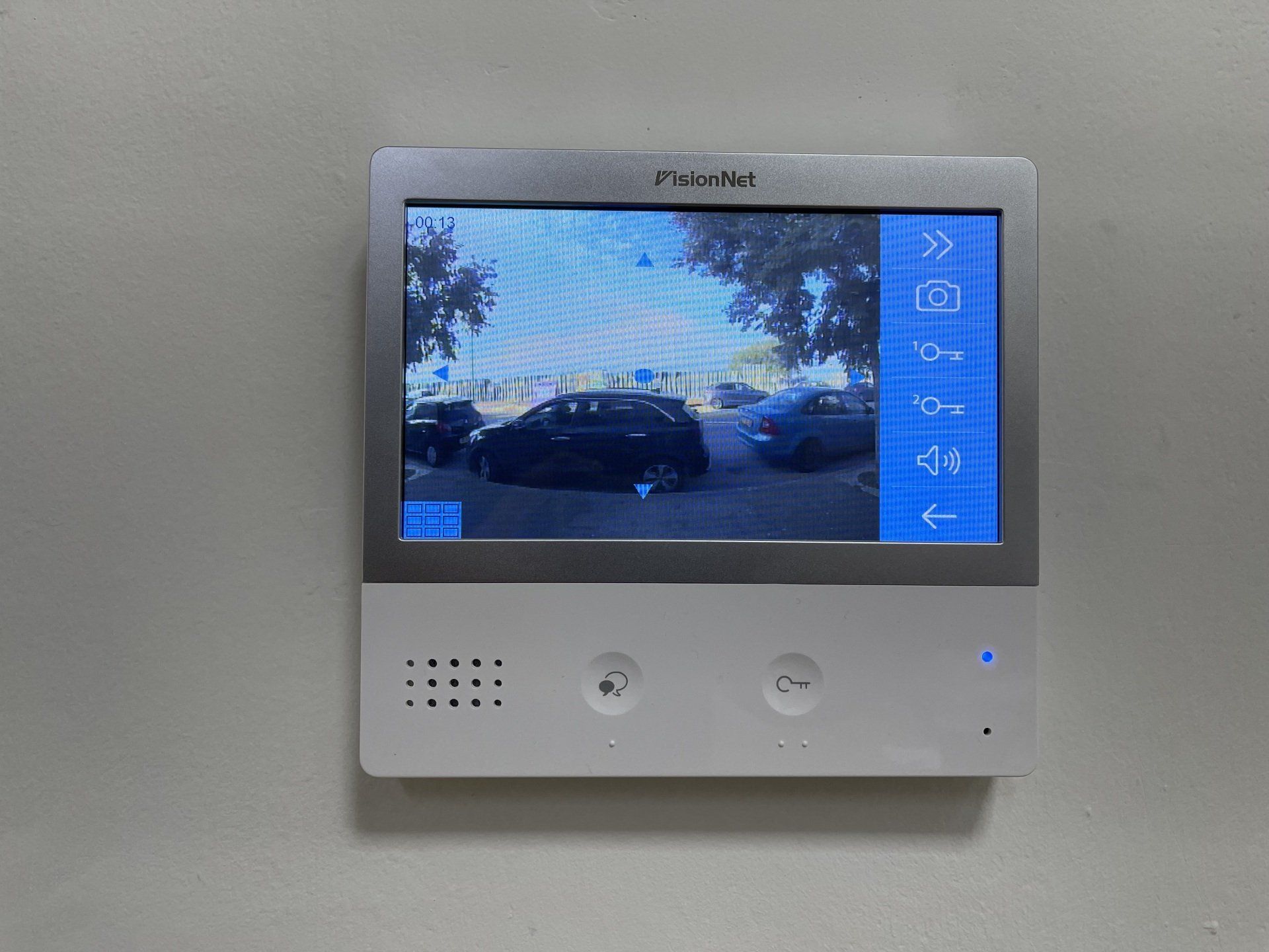 צג לבן ועליו תמונה של מכוניות