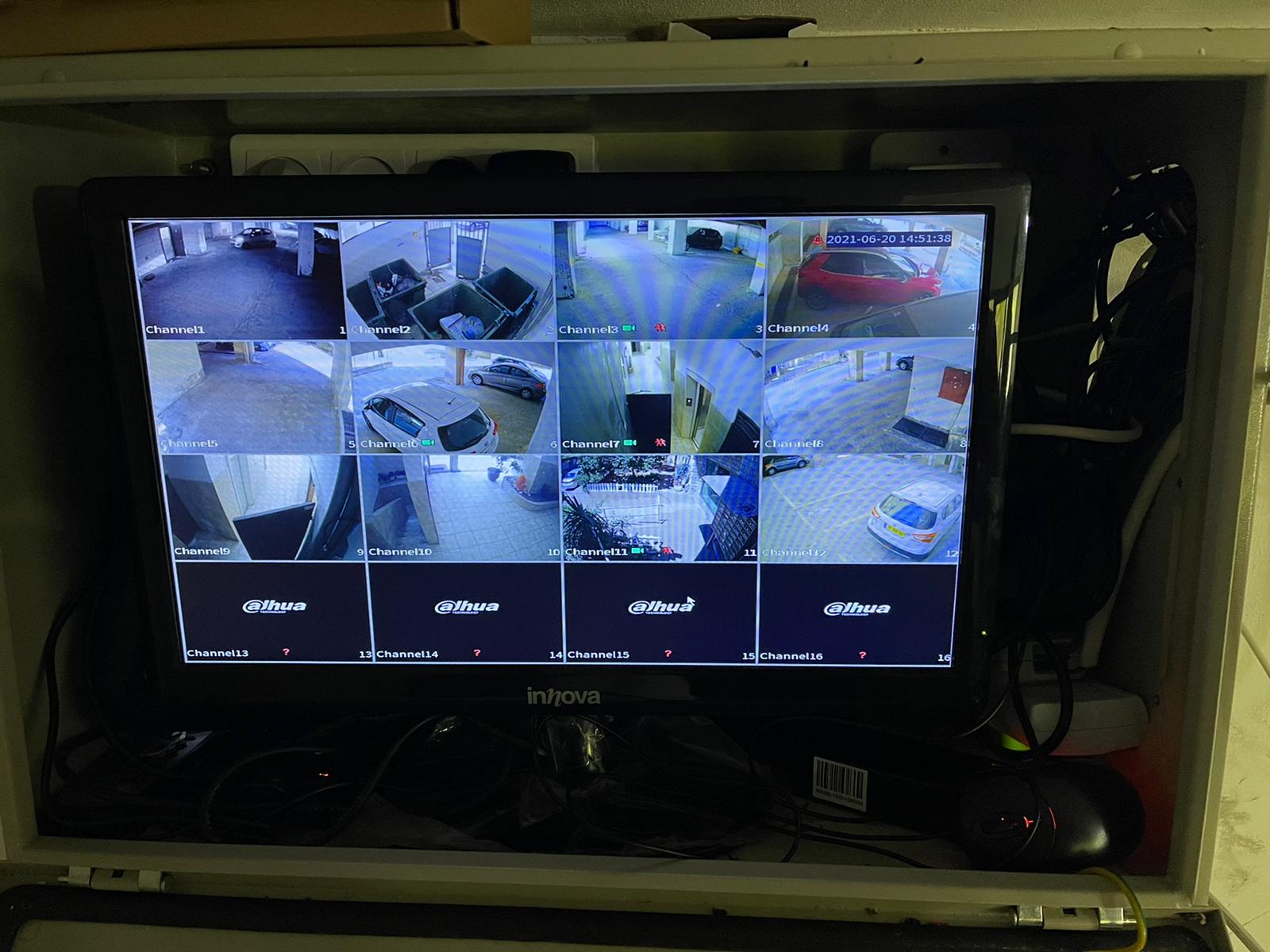 צג מחשב עם שלל תמונות עליו