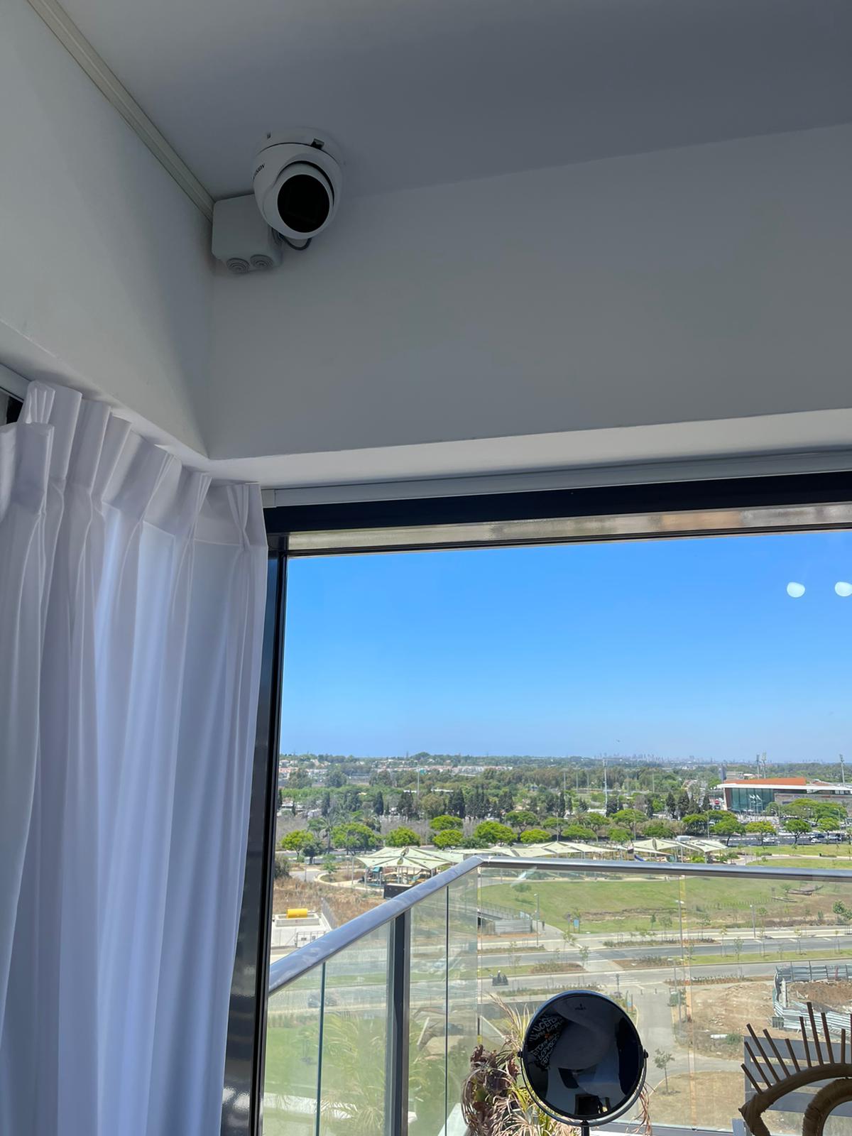 חדר עם מרפסת ומצלמה על התקרה.