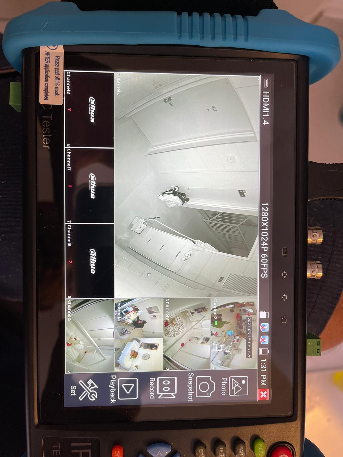 טאבלט עם תמונה של חדר אמבטיה על המסך