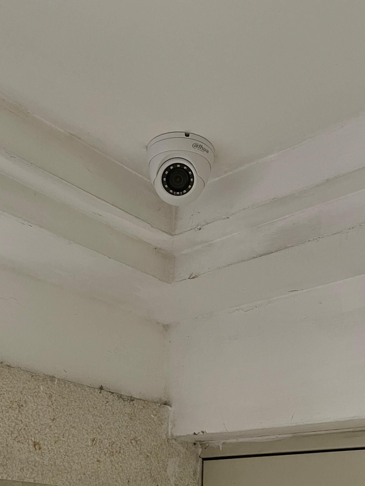 מצלמת אבטחה מותקנת על תקרת הבניין.