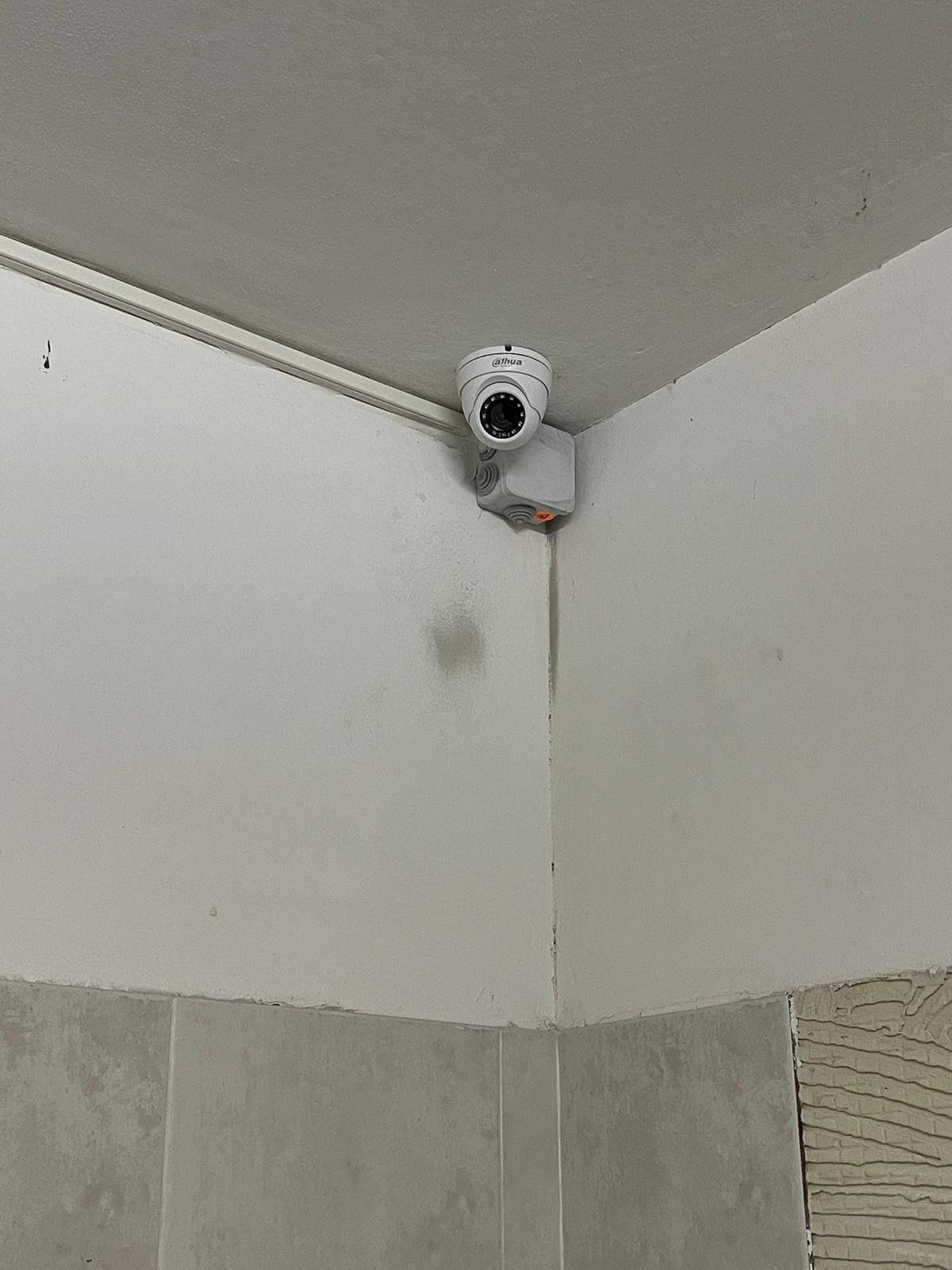מצלמת אבטחה מותקנת בפינת הקיר.