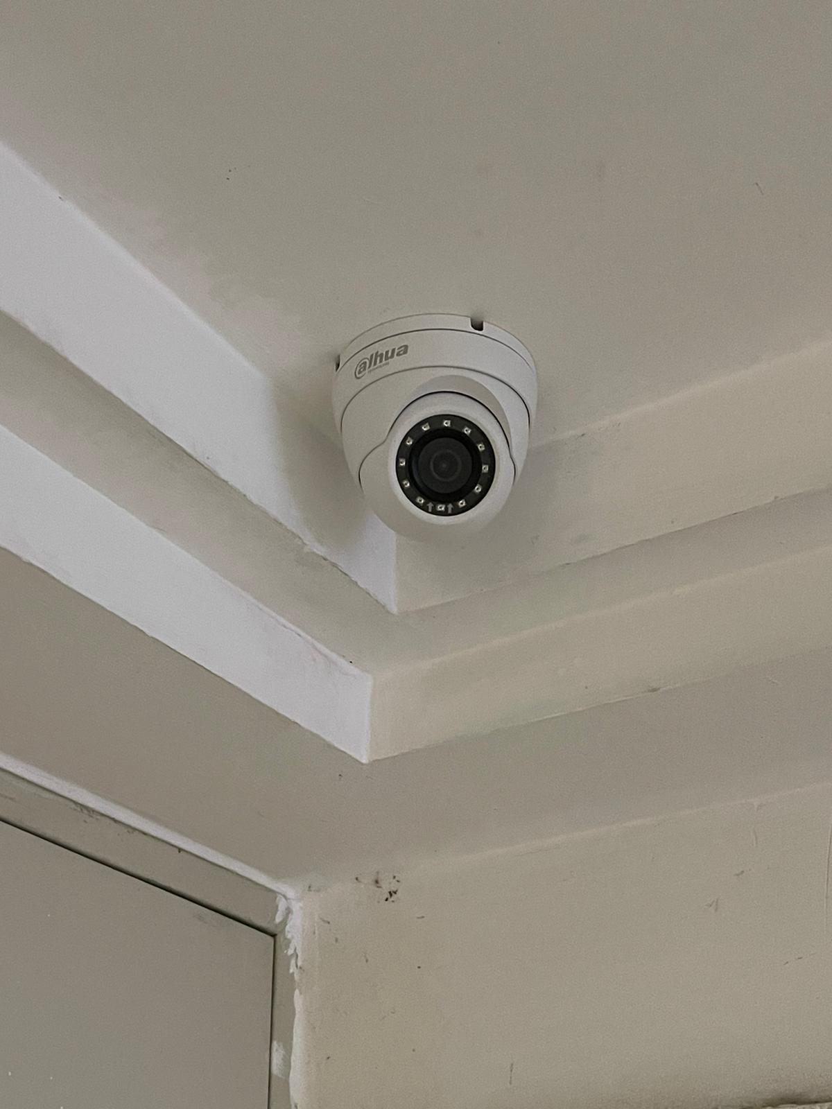 מצלמת אבטחה מותקנת על תקרת הבניין.