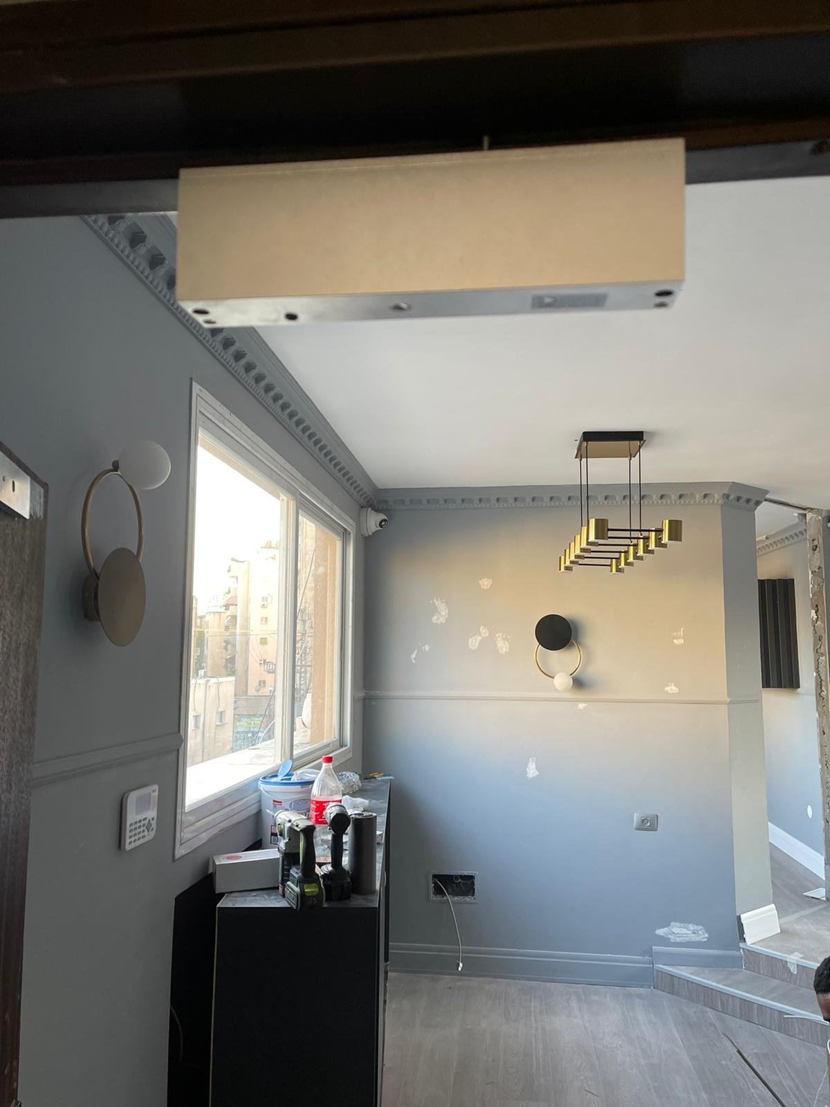 חדר עם אור תקרה תלוי ממנו וחלון.