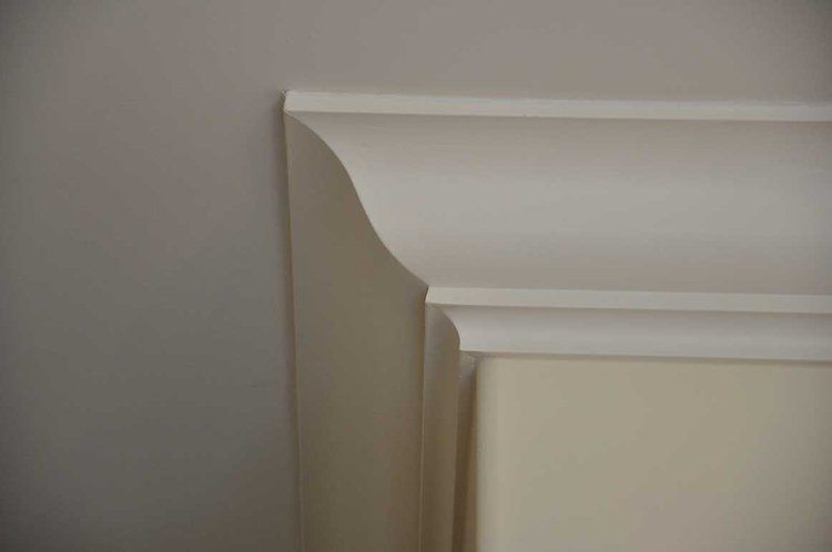 A close up of a white molding on a wall.