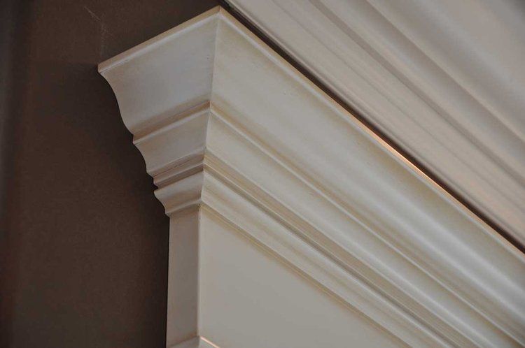 A close up of a white molding on a wall.