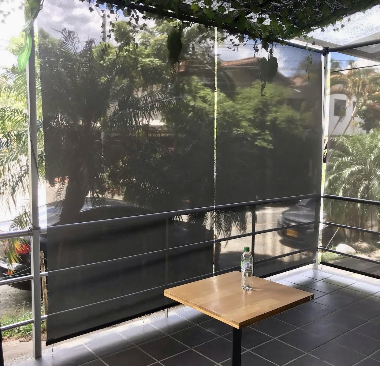 Enrollable Screen al 5% con ajustadores de viento (exterior)