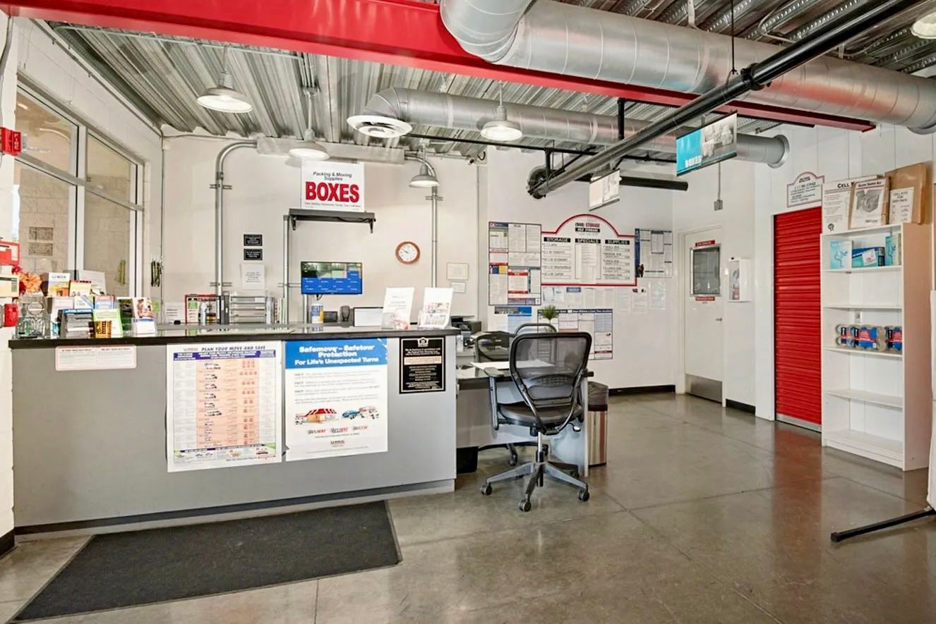 949 Storage Property Detail Image - front desk