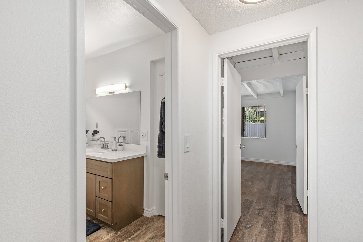 Clearbrook Lane property image of interior hallway