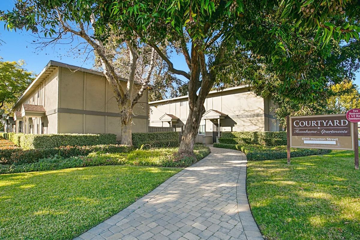 Exterior property image of Courtyard Townhome Apartments